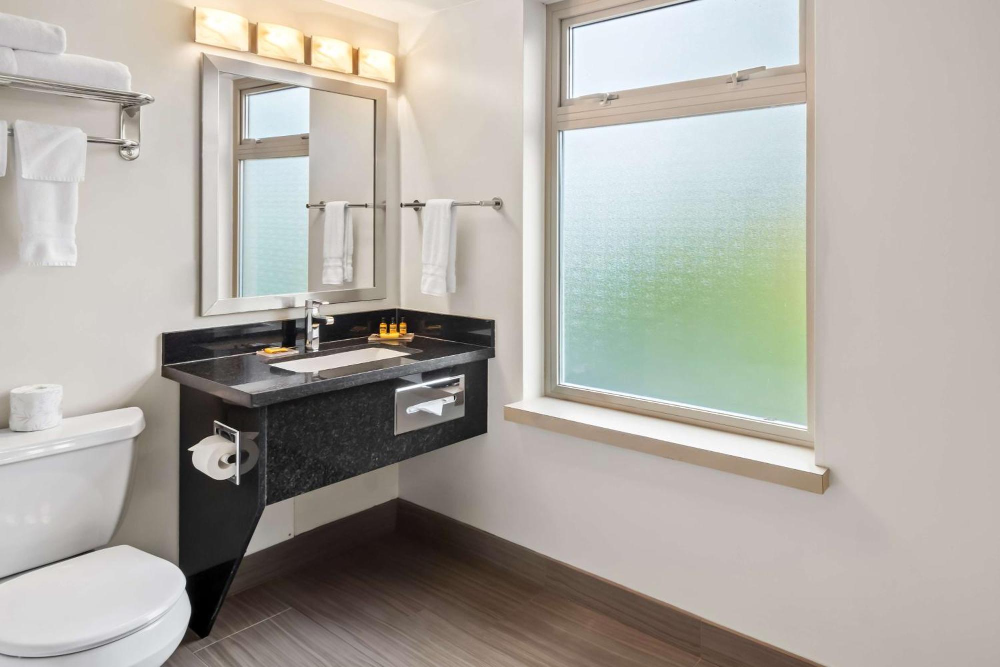 Best Western Plus Pitt Meadows Inn & Suites Екстер'єр фото