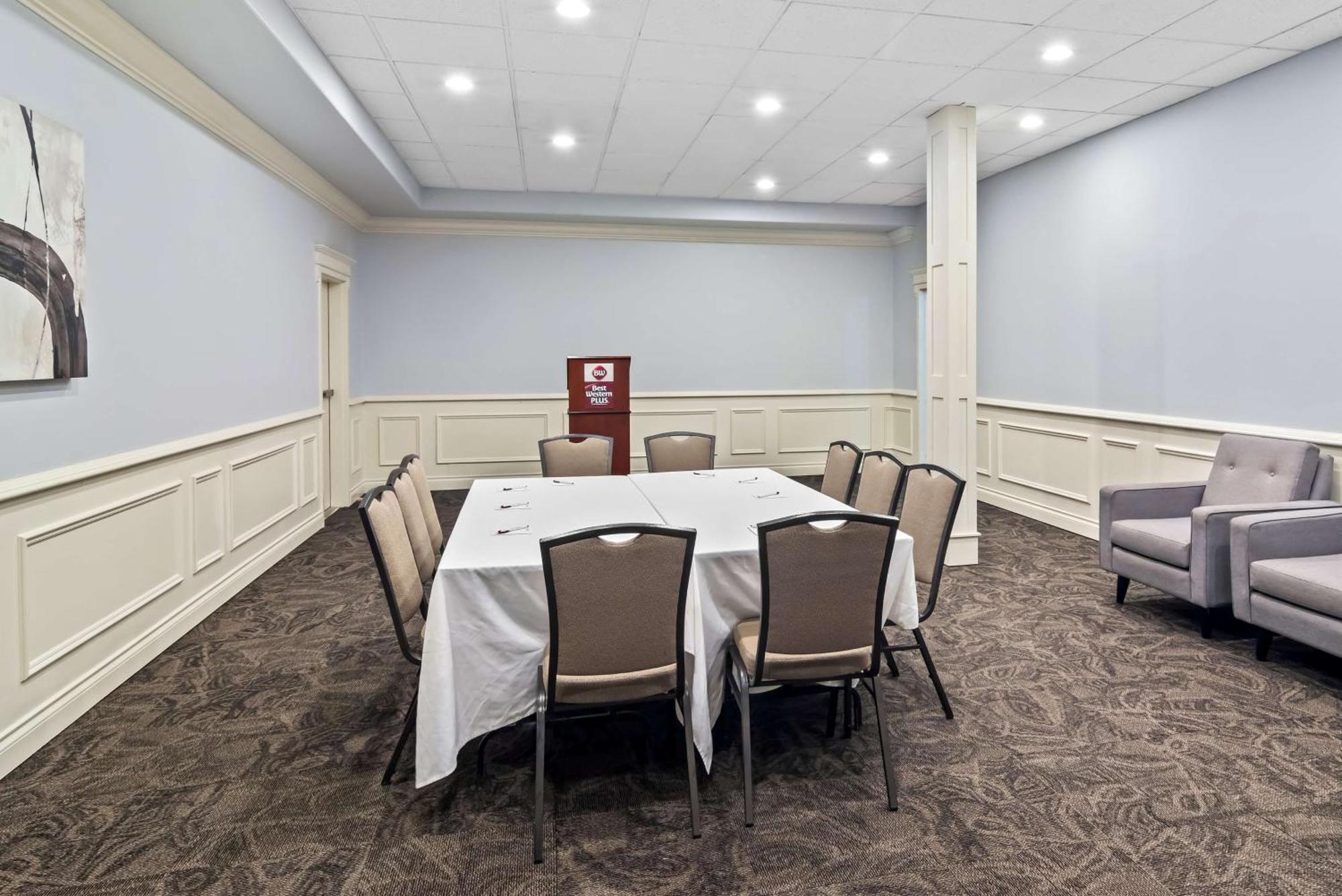 Best Western Plus Pitt Meadows Inn & Suites Екстер'єр фото