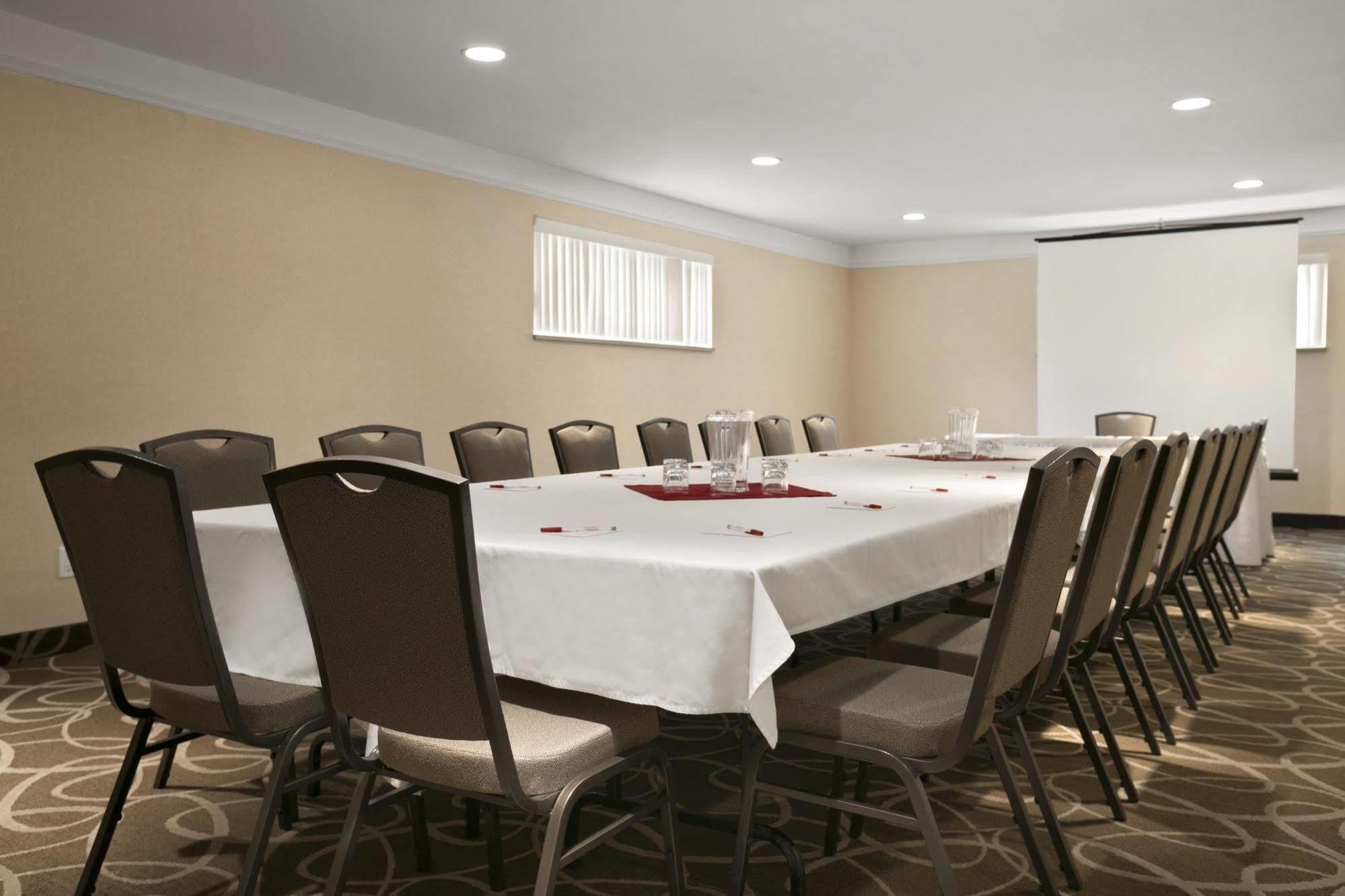 Best Western Plus Pitt Meadows Inn & Suites Екстер'єр фото